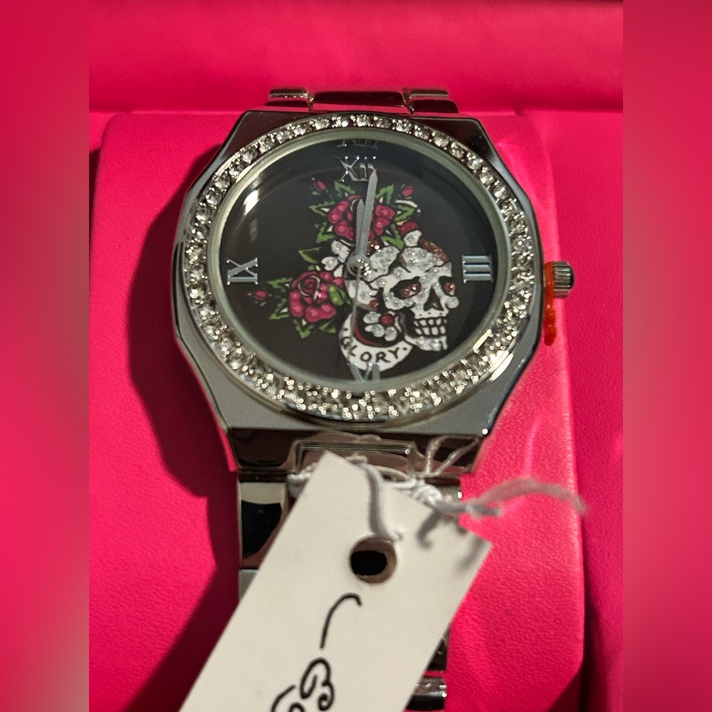 ED HARDY “GLORY” SKULL & ROSES LADIES WATCH/ADJUSTABLE SILVER-TONE BAND/NWT/NIB
